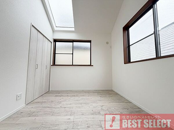 ■3階の洋室5．5帖、トップライト付きで明るいお部屋です。