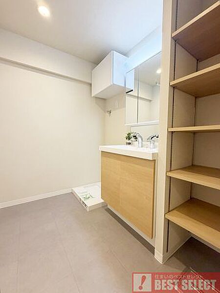 ■洗面脱衣室にも収納を設け、タオル類や着替えもきちんと収納出来ます