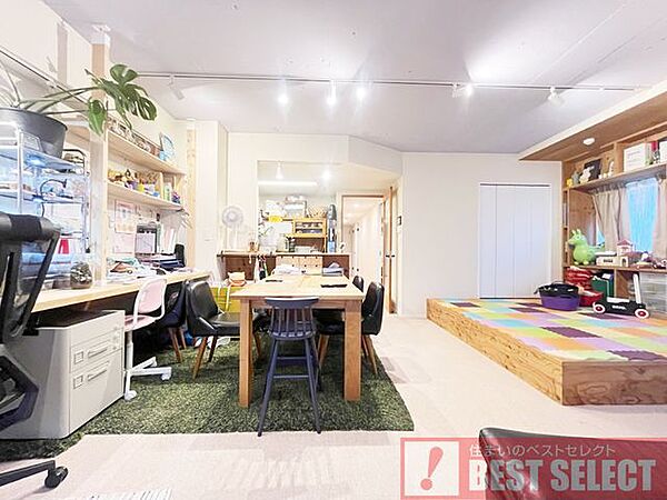 ■7階建て5階部分の南東向き角住戸で陽当り良好■専有面積：77．25平米の2ＬＤＫ＋3面バルコニー付き