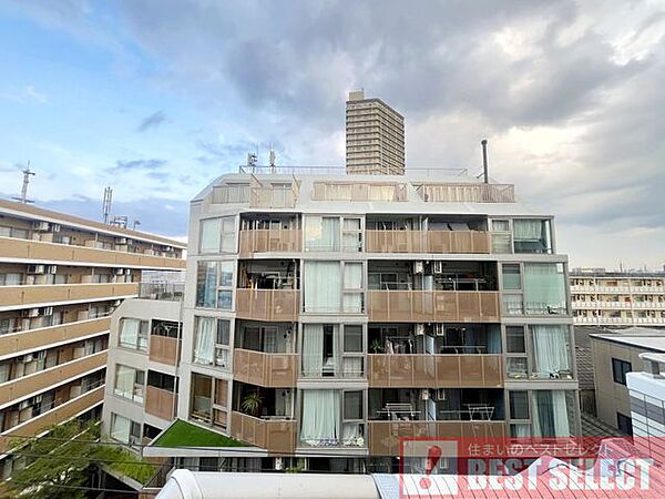■7階建て5階部分の南東向き角住戸で陽当り良好
