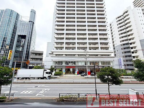 ■13階建て2階部分の南西向き角住戸で採光＆通風良好