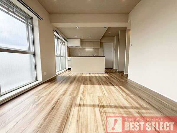 ■最上階11階部分の南東×南西向き角住戸で陽当り＆眺望良好