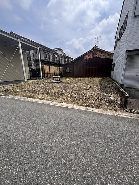 間口は10メートル以上あります　現地2025年6月撮影