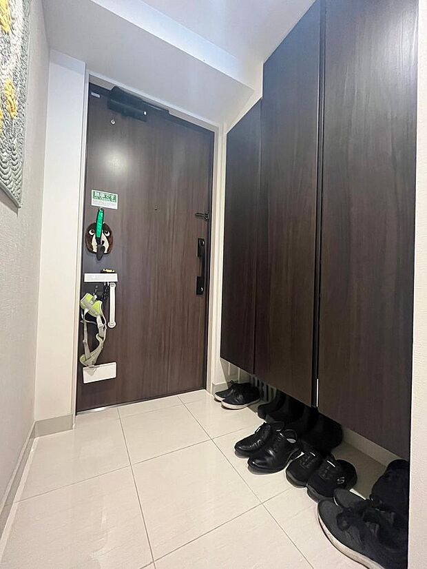 【収納力のあるシューズクローク】天井まである大容量のシューズクロークは、ご家族分の靴だけでなく、マスクなど日常使いの物も収納できる便利な収納です。