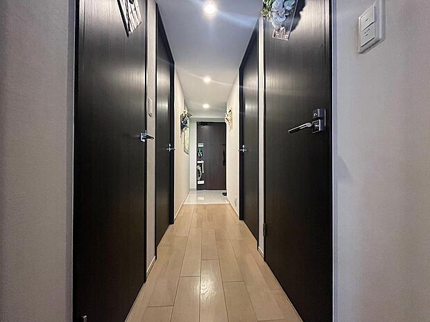 【高級感のある室内】建具と床材のインテリアカラ―が高級感のある空間を作り出しています。