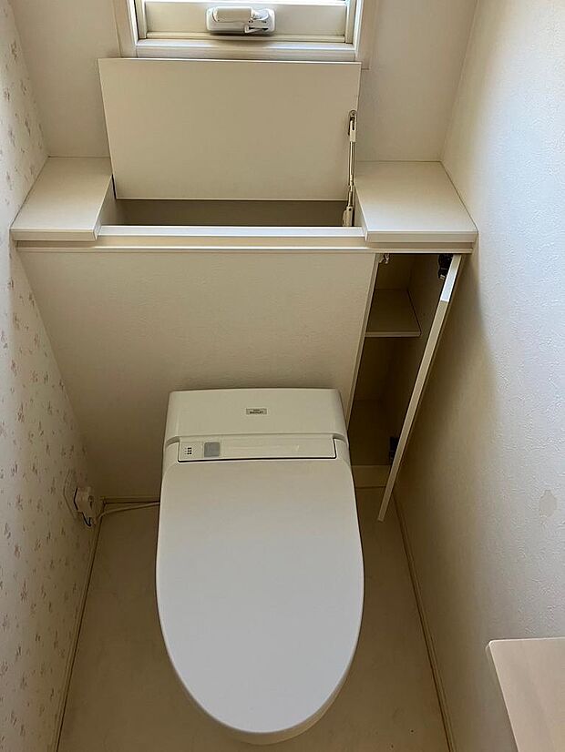 【トイレ収納ボックス】トイレットペーパーの収納に最適なアッパーキャビネット♪掃除用具もスッキリ収納できます。