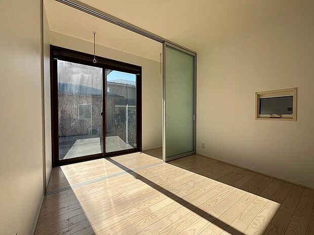 【サンルーム付洋室】スクリーンパーテンションを採用した、圧迫感のない開放的な空間。サンルームは室内干しスペースとしても、ペットの日向ぼっこスペースとしても大活躍！