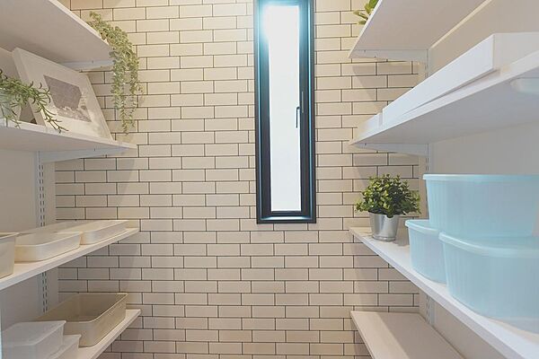 買い溜め派の強い味方！ 扉を開けるたびにテンションが上がる、実用性とデザインを兼ね備えた隠れ家風パントリー。