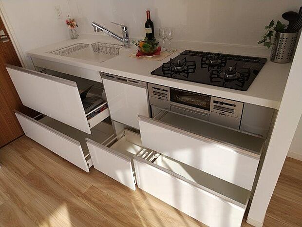 使い勝手の良い最新設備のシステムキッチンです！収納も大容量でフライパンや食器などキッチン用品をしまえます。 