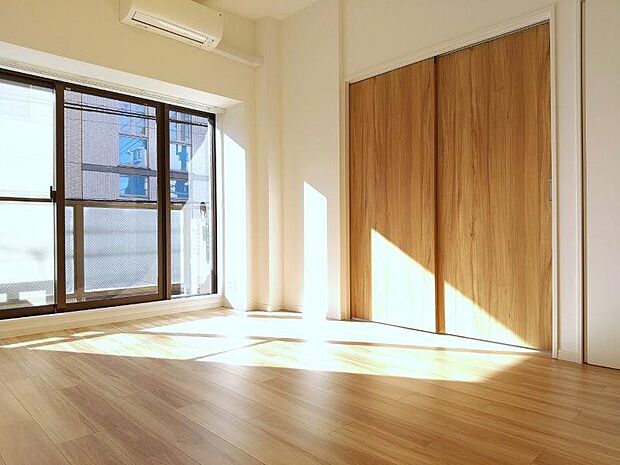 白と木目を基調とした暖かみのあるお部屋です。どんな家具とも合わせられます。 