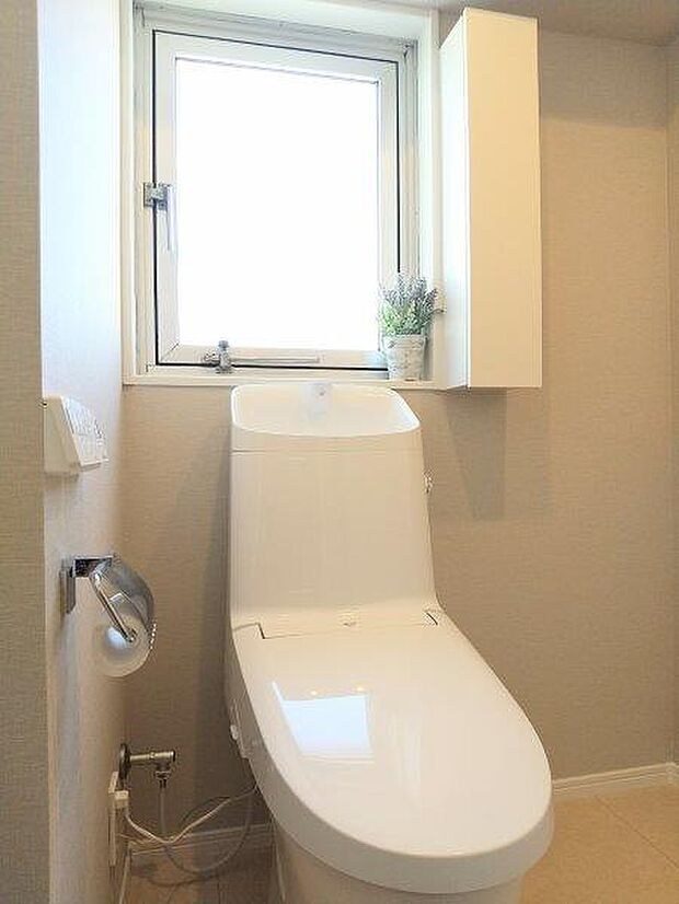 清潔で快適な温水洗浄機能付トイレです。換気にも役立つ窓付きで、光と風を取り入れられます。 