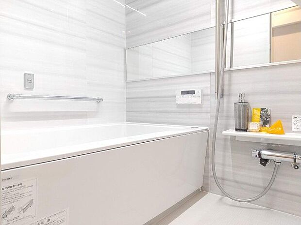 白を基調とした清潔感のあるバスルームです。お仕事で疲れた体をいつでも温かなお風呂が癒してくれます。 