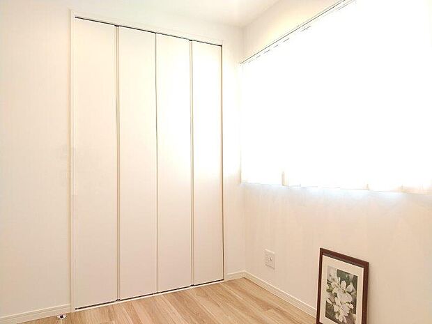 白を基調とした明るいお部屋です。趣味部屋や書斎としてもお使いいただけます。 