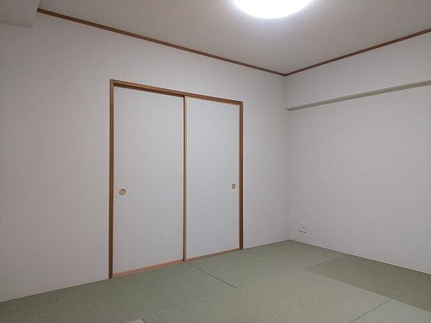 6.0帖の和室は、どこか懐かしさを感じさせる、ほっとできる空間です。 