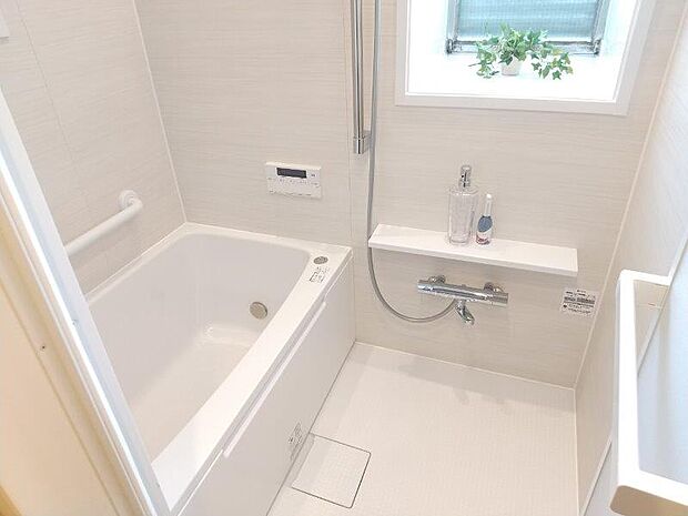 白を基調とした清潔感のあるバスルームです。換気にも役立つ窓付きで、光と風を取り入れられます。 
