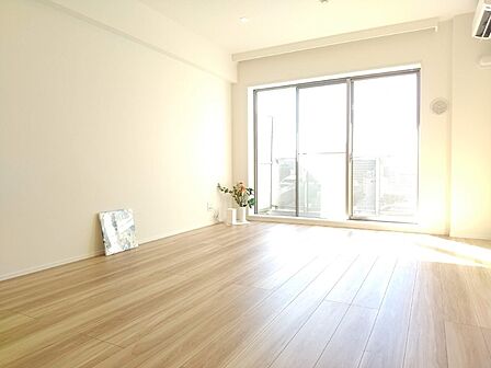 やわらかく、明るい陽の差し込む綺麗で清潔なリビングです。
