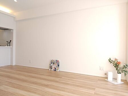白と木目を基調とした暖かみのある明るいお部屋です。どんな家具とも合わせられます。