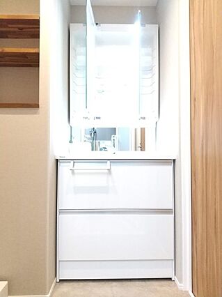 鏡裏には歯ブラ...