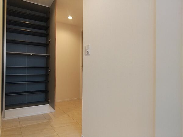 シューズボックスも大容量ですっきりと収納できます。
