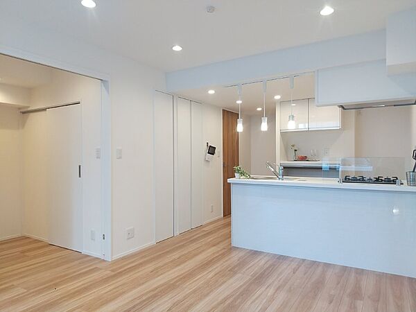 白と木目を基調とした暖かみのある明るいお部屋です。どんな家具とも合わせられます。