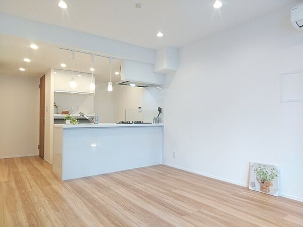 白を基調とした明るいお部屋です。どんな家具とも合わせられます。