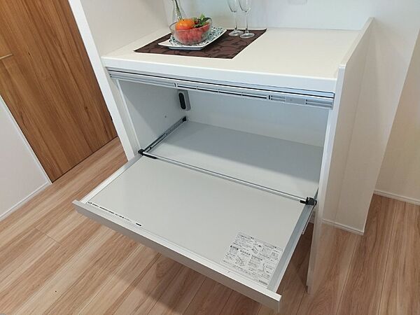 便利なカップボード付き！キッチンをすっきりお使いいただけます。