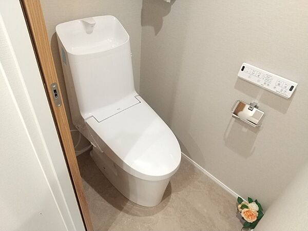 清潔で快適な温水洗浄機能付トイレです。シンプルで使い勝手がよく、お掃除も楽チンです。