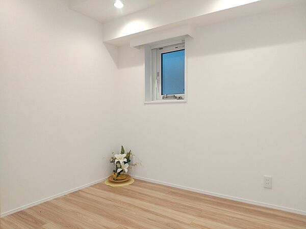 白と木目を基調とした暖かみのある明るいお部屋です。どんな家具とも合わせられます。