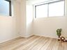 室内：白と木目を基調とした暖かみのある明るいお部屋です。どんな家具とも合わせられます。 