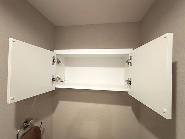 トイレの上には吊り棚を設置。日用品を収納できます。