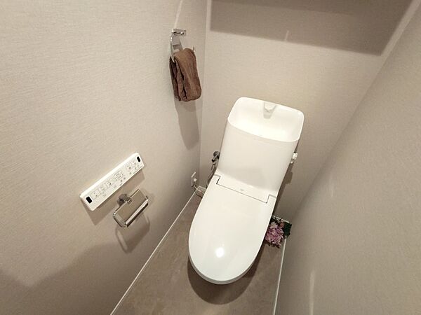 清潔で快適な温水洗浄機能付トイレです。シンプルで使い勝手がよく、お掃除も楽チンです。