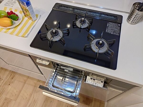 作業スペースも広々のお料理もしやすいキッチンです。三口コンロでお料理もはかどります！