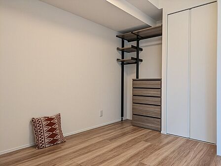 白と木目を基調とした暖かみのある明るいお部屋です。どんな家具とも合わせられます。