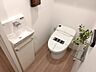 トイレ：清潔で快適な温水洗浄機能付トイレです。シンプルで使い勝手がよく、お掃除も楽チンです。 