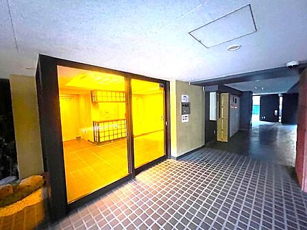 重厚感のあるエントランスが住まいの第一印象を演出します。