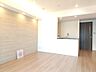 リビング/ダイニング：白と木目を基調とした暖かみのある明るいお部屋です。どんな家具とも合わせられます。 
