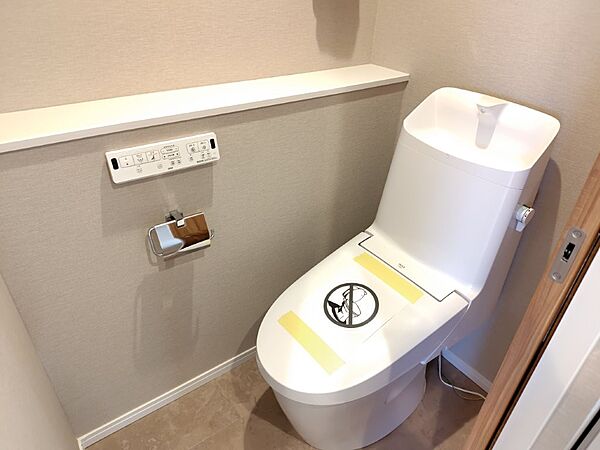 清潔で快適な温水洗浄機能付トイレです。シンプルで使い勝手がよく、お掃除も楽チンです。