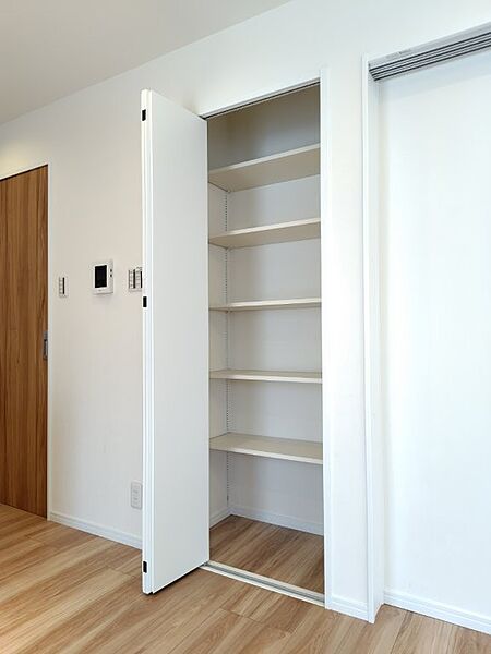 ちょっとした収納もあり、リビングをすっきりお使いいただけます。