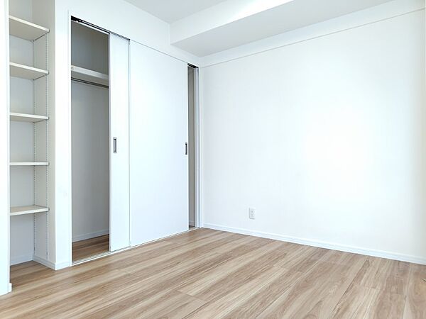 白を基調とした明るいお部屋です。趣味部屋や書斎としてもお使いいただけます。