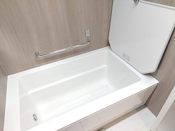 白を基調とした清潔感のあるバスルームです。お仕事で疲れた体をいつでも温かなお風呂が癒してくれます。