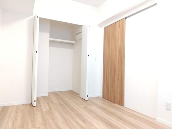 ちょっとした収納もあり、お部屋をすっきりお使いいただけます。