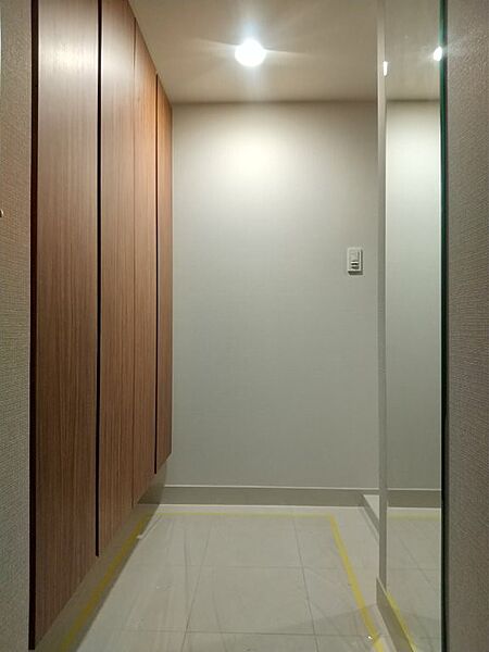 白を基調とした明るく爽やかな印象の玄関です。