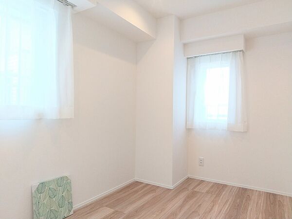 白と木目を基調とした暖かみのある明るいお部屋です。どんな家具とも合わせられます。