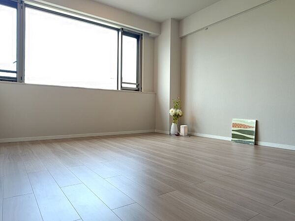 やわらかく、明るい陽の差し込む綺麗で清潔なリビングです。