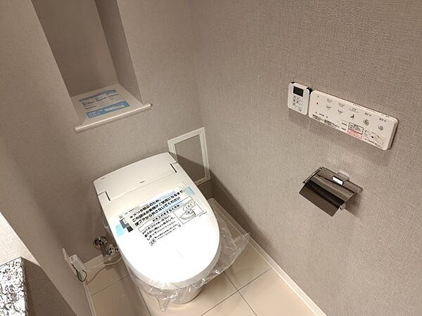 清潔で快適な温水洗浄機能付トイレです。シンプルで使い勝手がよく、お掃除も楽チンです。