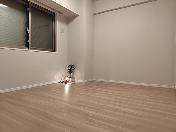 白と木目を基調とした暖かみのある明るいお部屋です。どんな家具とも合わせられます。