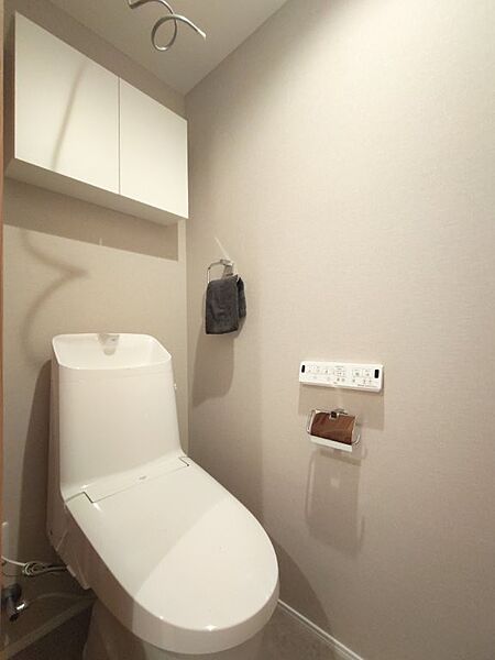 清潔で快適な温水洗浄機能付トイレです。シンプルで使い勝手がよく、お掃除も楽チンです。