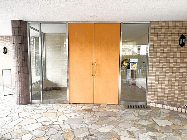 落ち着いた雰囲気のエントランスが、住まう方や来訪者を優雅に迎えます。