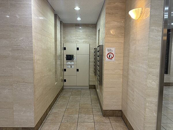 宅配ボックスも設置されているので、不在時も安心です。
