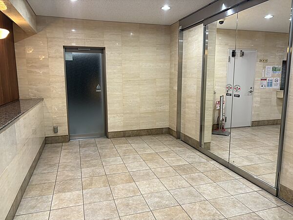 落ち着いた雰囲気のエントランスホールです。住まう方や来訪者を優雅に迎えます。